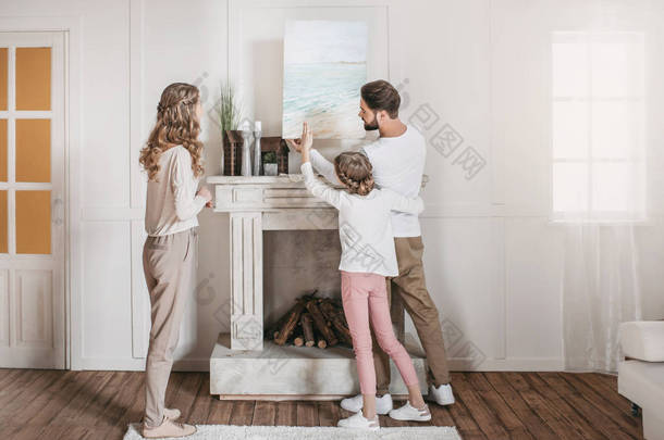 海在壁炉上方挂在家里的幸福家庭挂图片