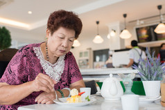 女人享受一块馅饼