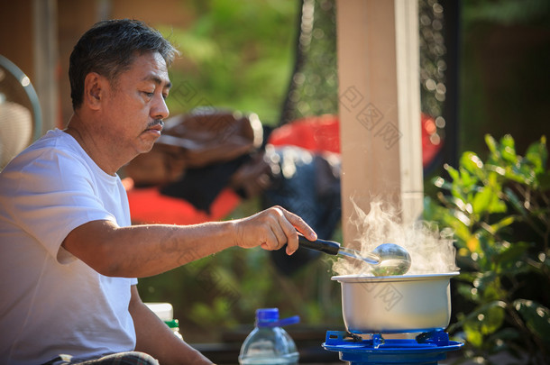 老人对液化石油气燃气灶火锅烹饪早餐食品