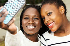 非洲女孩采取自拍照智能手机.