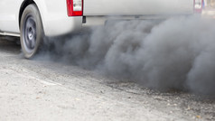 空气污染从道路上的车辆排气管