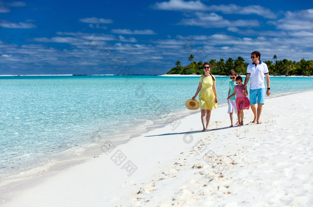 热带海滩度假家庭