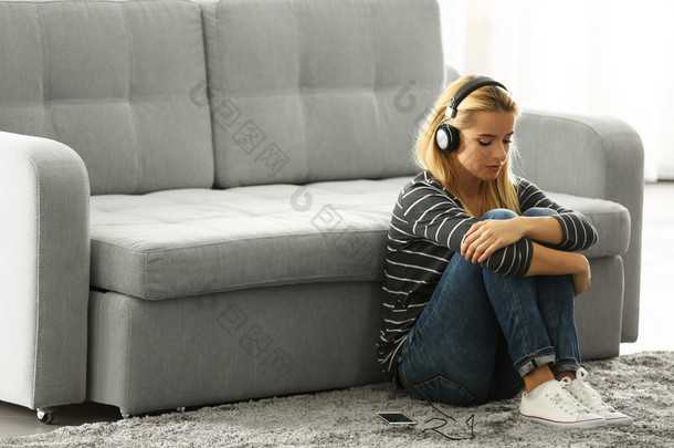 女人坐，听听音乐