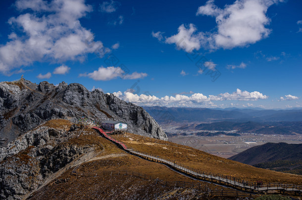 高耸的石卡雪<strong>山</strong>