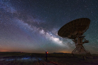 银河系和大天线盘望远镜图片