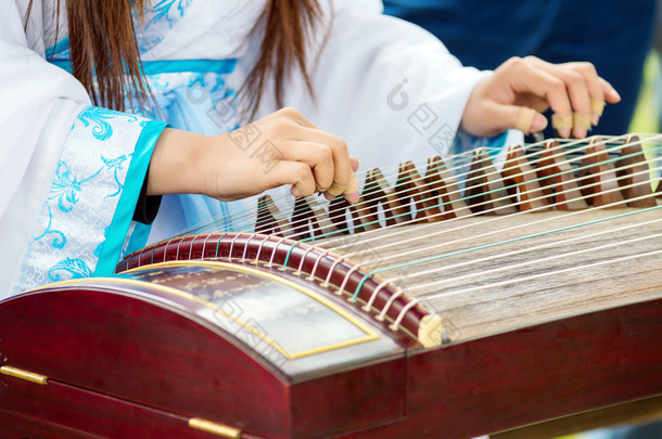 演奏中国古典乐器的女孩