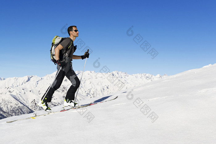 上升到最高层的滑雪者