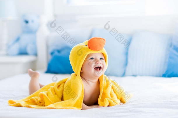 在黄鸭毛巾沐浴后的可爱的小宝贝