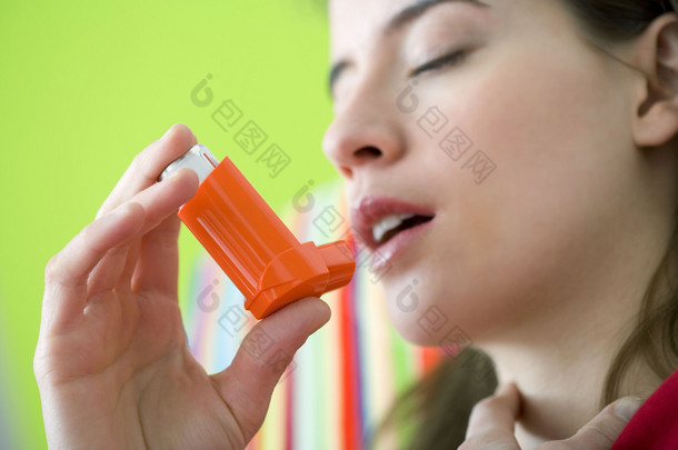 治疗哮喘女人