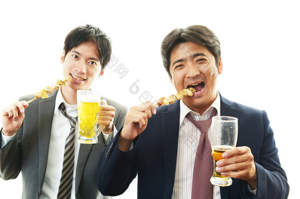 男人喝啤酒