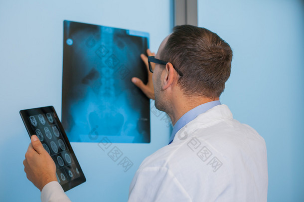 医生用平板电脑和 x 射线图片