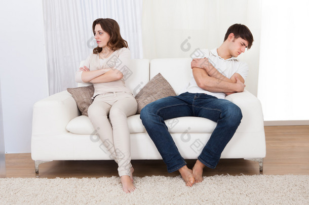 夫妻<strong>争吵</strong>后坐在沙发上的肖像