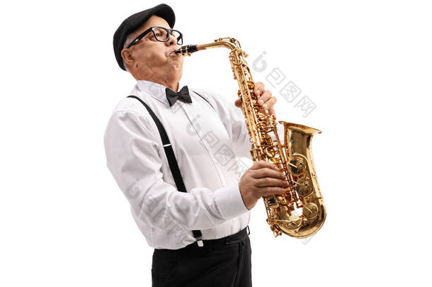成熟的爵士乐音乐家演奏萨克斯管