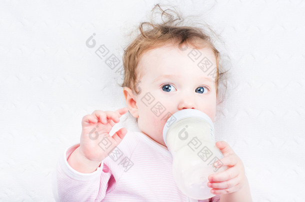 可爱的小宝宝喝牛奶