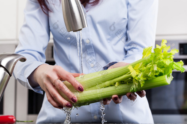 洗菜在厨房的<strong>水槽</strong>里的女人