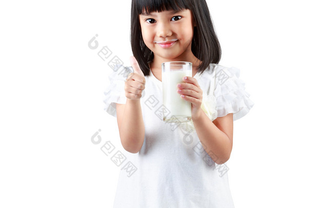 快乐的小亚洲女孩捧着一杯牛奶