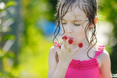 可爱的小女孩吃树莓