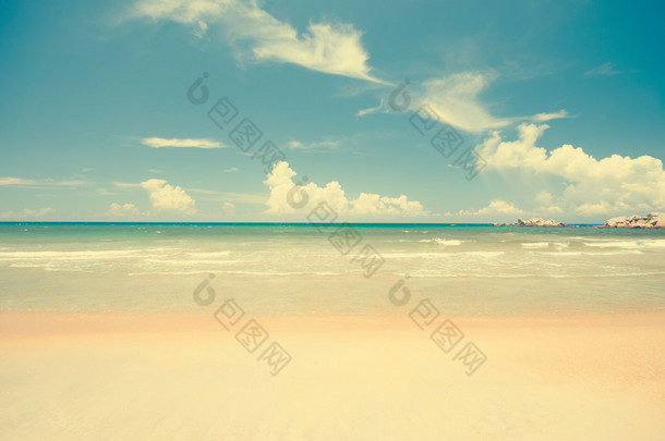 复古沙滩和蓝色的天空