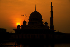 日出时在马来西亚的普特拉贾亚红色清真寺的剪影