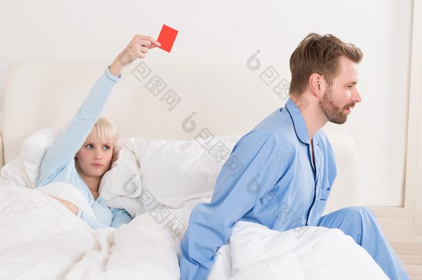 展示红色卡给<strong>男人</strong>在床上的女人