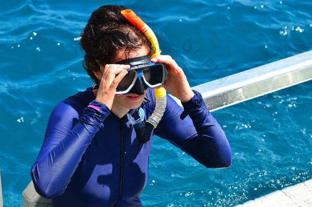 Woman prepare to  snorkeling dive