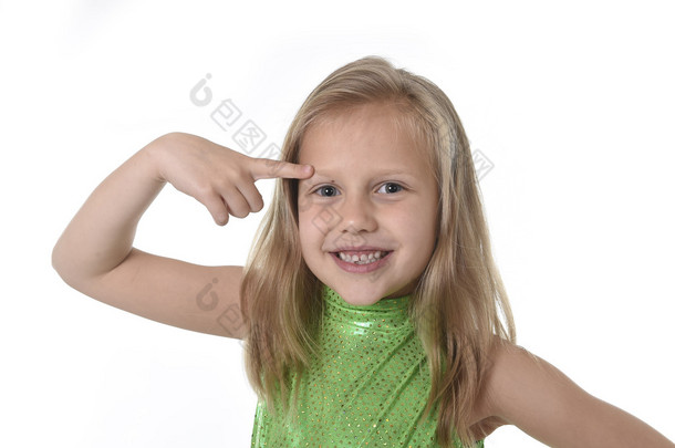 可爱的<strong>小女孩</strong>指着她的眉毛在身体部位学习学校图表serie