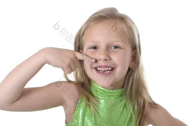 可爱的小女孩指着她的嘴在身体部位学习学校图表serie
