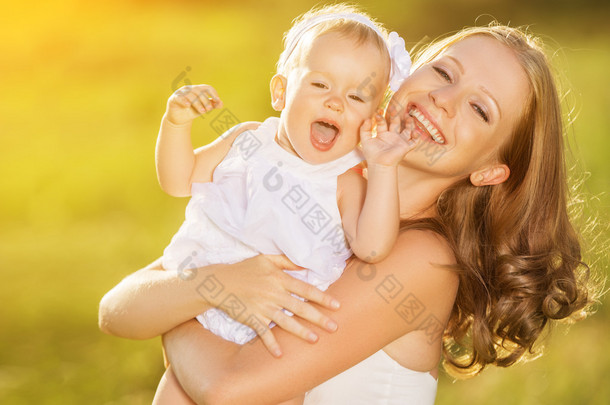 幸福<strong>的</strong>家庭，在自然<strong>的</strong>母亲和婴儿<strong>的</strong>女儿