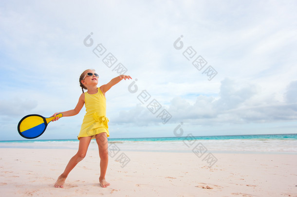 小女孩玩沙滩网球