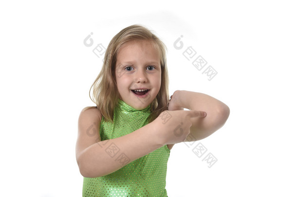 可爱的小女孩指着她的肘部在身体部位<strong>学习学校</strong>图表serie