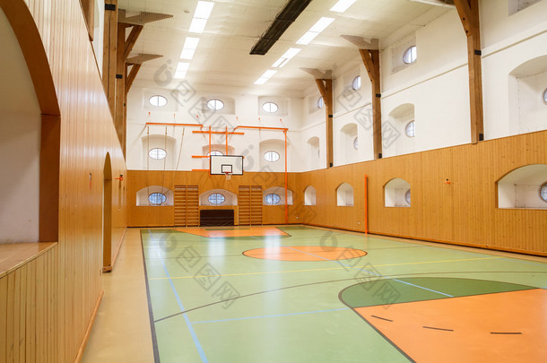 空的公共体育馆篮球场与内部