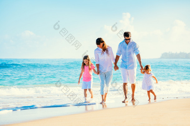 在海滩上快乐的家庭