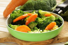混合的蔬菜胡萝卜和花椰菜美味的配菜
