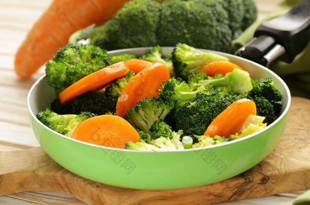 混合的蔬菜胡萝卜和花椰菜美味的配菜