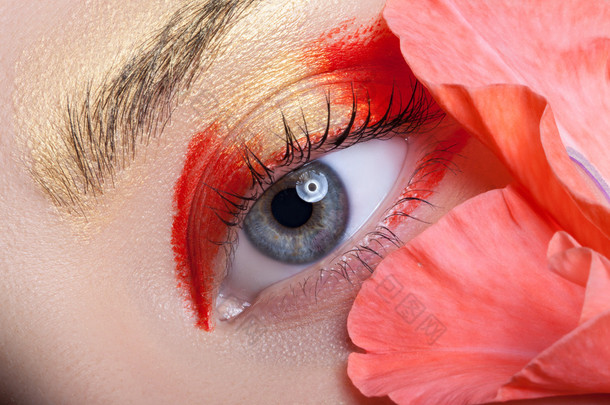美丽的眼睛化妆和花.