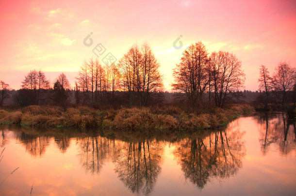 深秋河上的日出