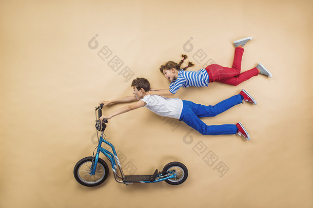 孩子们骑在自行车上
