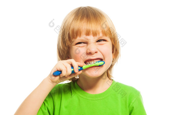 男孩用牙刷