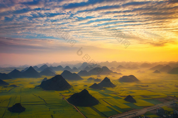 景观的金鸡山 ︰ 罗平，云南，中国
