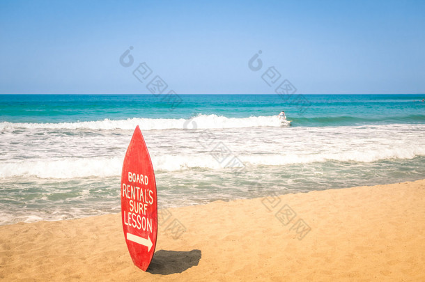 在<strong>专属</strong>海滩-冲浪学校航点的冲浪板