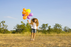 有趣的小女孩，用气球，弹跳
