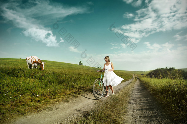 幸福的女人，骑着自行车在<strong>农村</strong>.