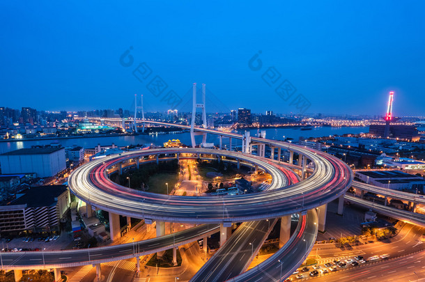 在夜幕降临上海南浦大桥
