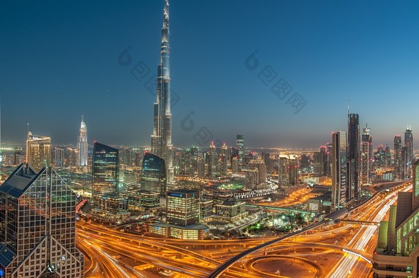 burj khalifa 交汇处，大楼中看到从谢赫 · 扎耶德路，迪拜，阿拉伯联合酋长国的世界最高