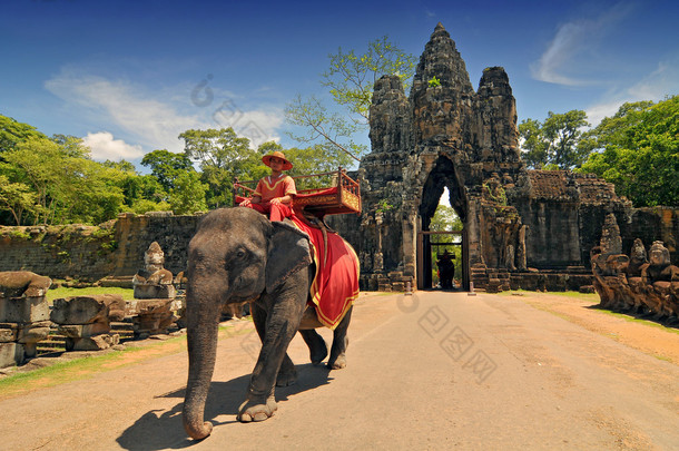 在柬埔寨的最著名的旅游景点，在暹粒扫管笏收获的吴哥寺柬埔寨游客骑象.