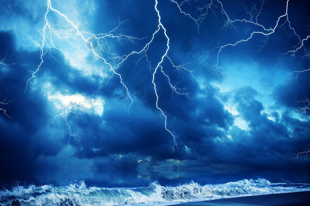 闪电划过整个海滩在风暴