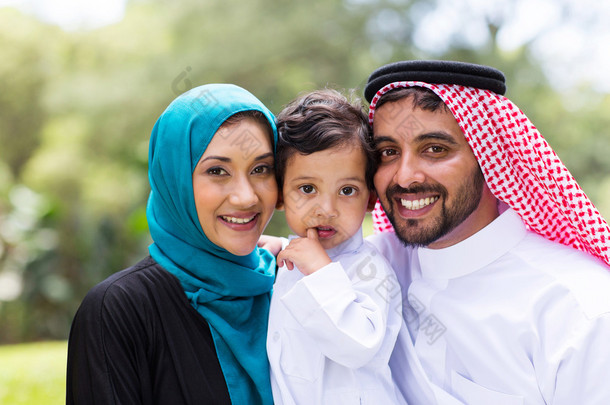 młody portret rodziny arabskiej na zewnątrz年轻的阿拉伯家庭肖像户外