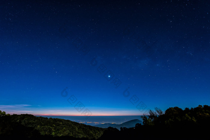 明星在蓝蓝的天空夜景时间