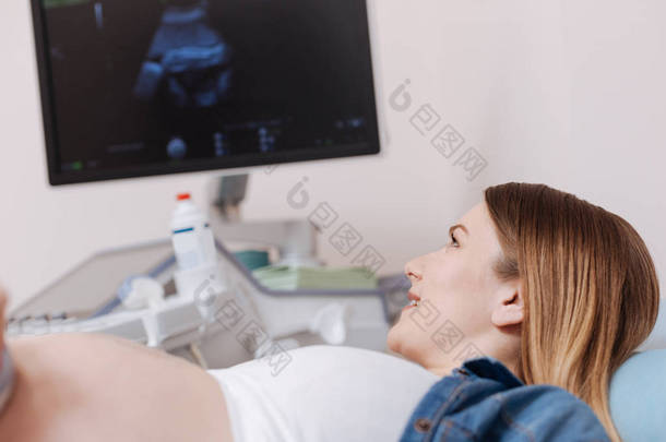 女人越来越超声腹部扫描