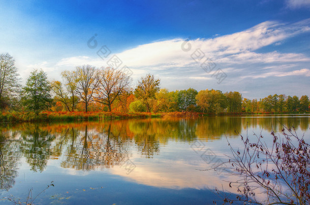湖上的秋景.